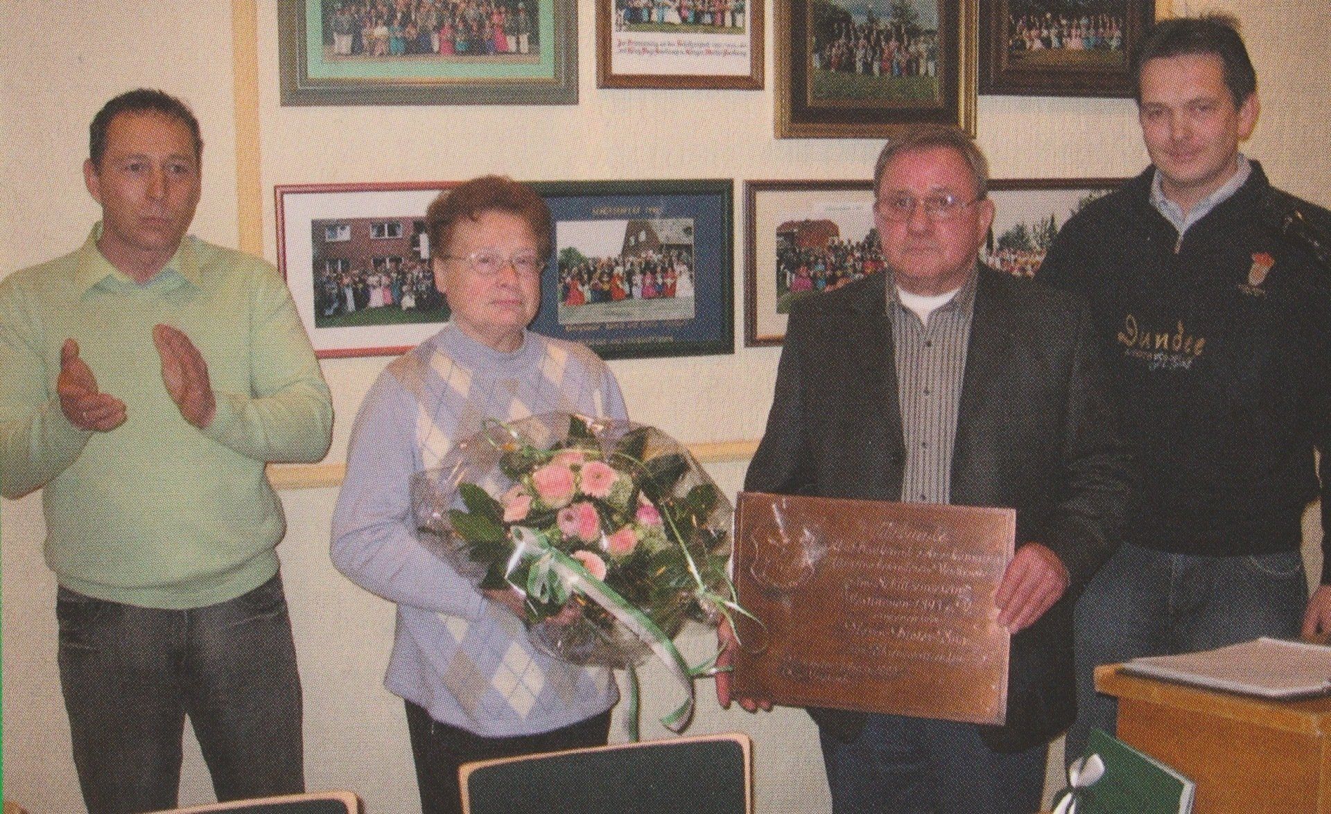 Ernennung Dieter Eng 2009 nebst Gattin Dieter Eng und seine Frau Ursula werden im Rahmen der Jahreshauptversammlung geehrt. Flankiert werden sie von den damaligen Hauptleuten Michael Kiese und Frank Bernholz