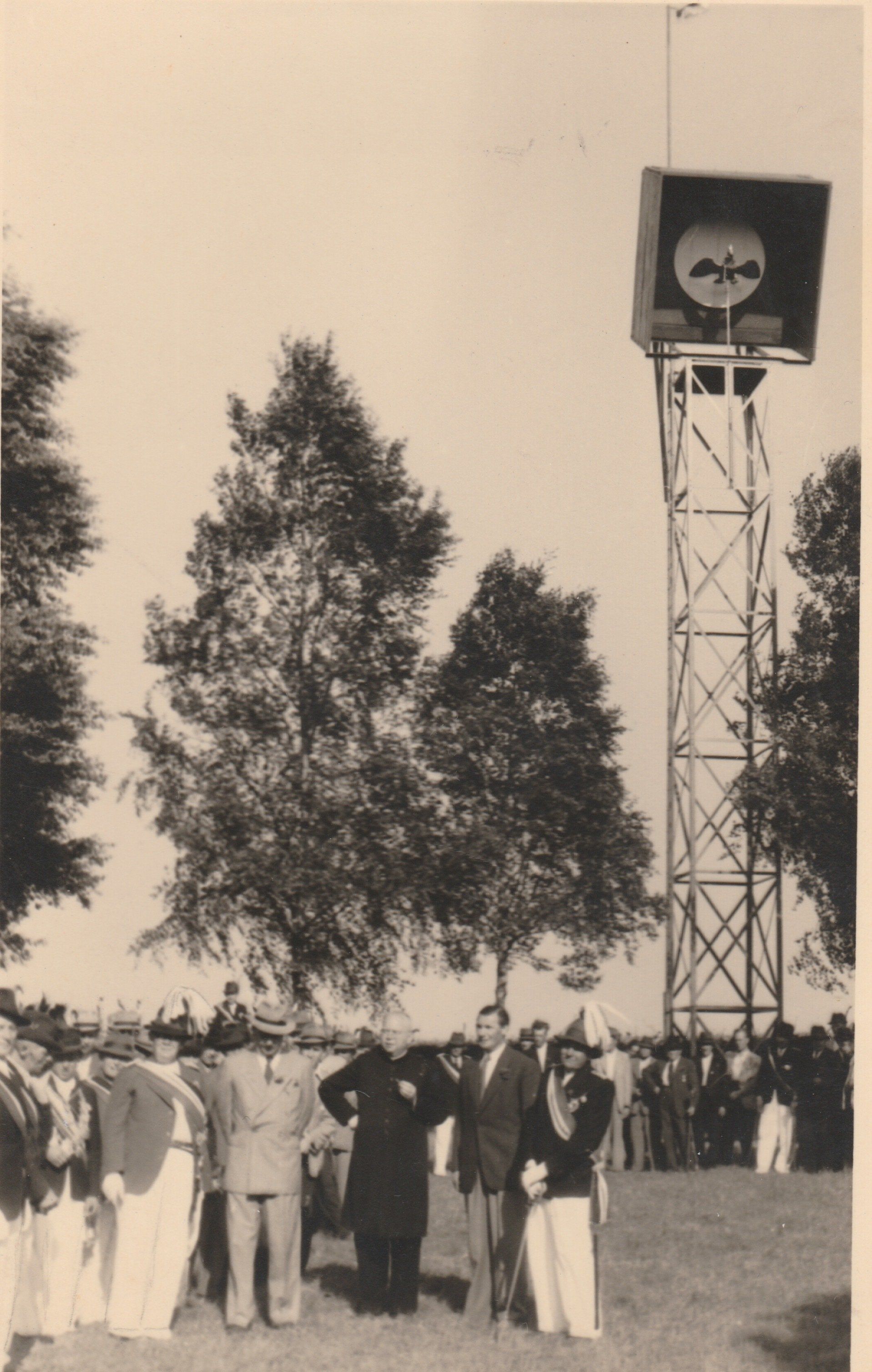 Bildunterschrift: Einweihung des Kugelfanges 1930. Links im Bild: Pfarrer Becker