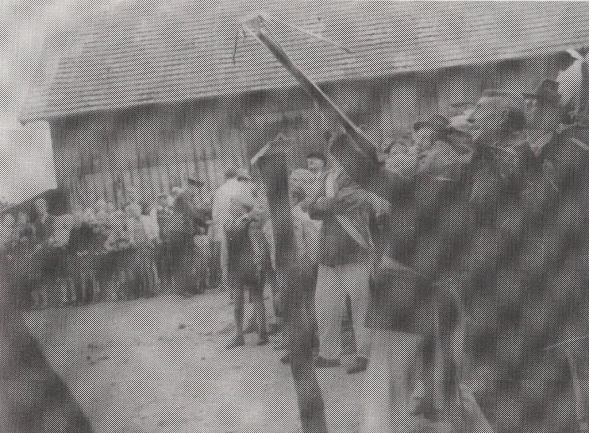 Schützenfest 1949 Vogelschießen mit der Armbrust im Jahr 1949 auf dem Hof Brinkmann