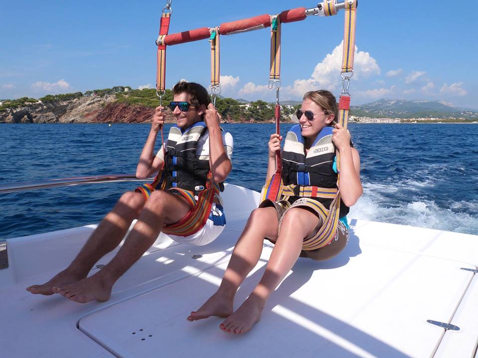 départ assis sur la plate forme du bateau parachute