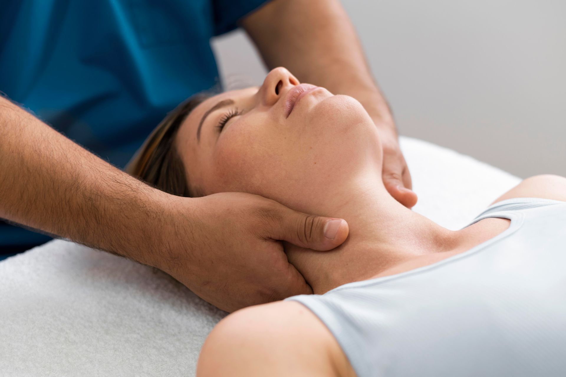 Un medico aplicando fisioterapia fisioterapia para rectificacion cervical