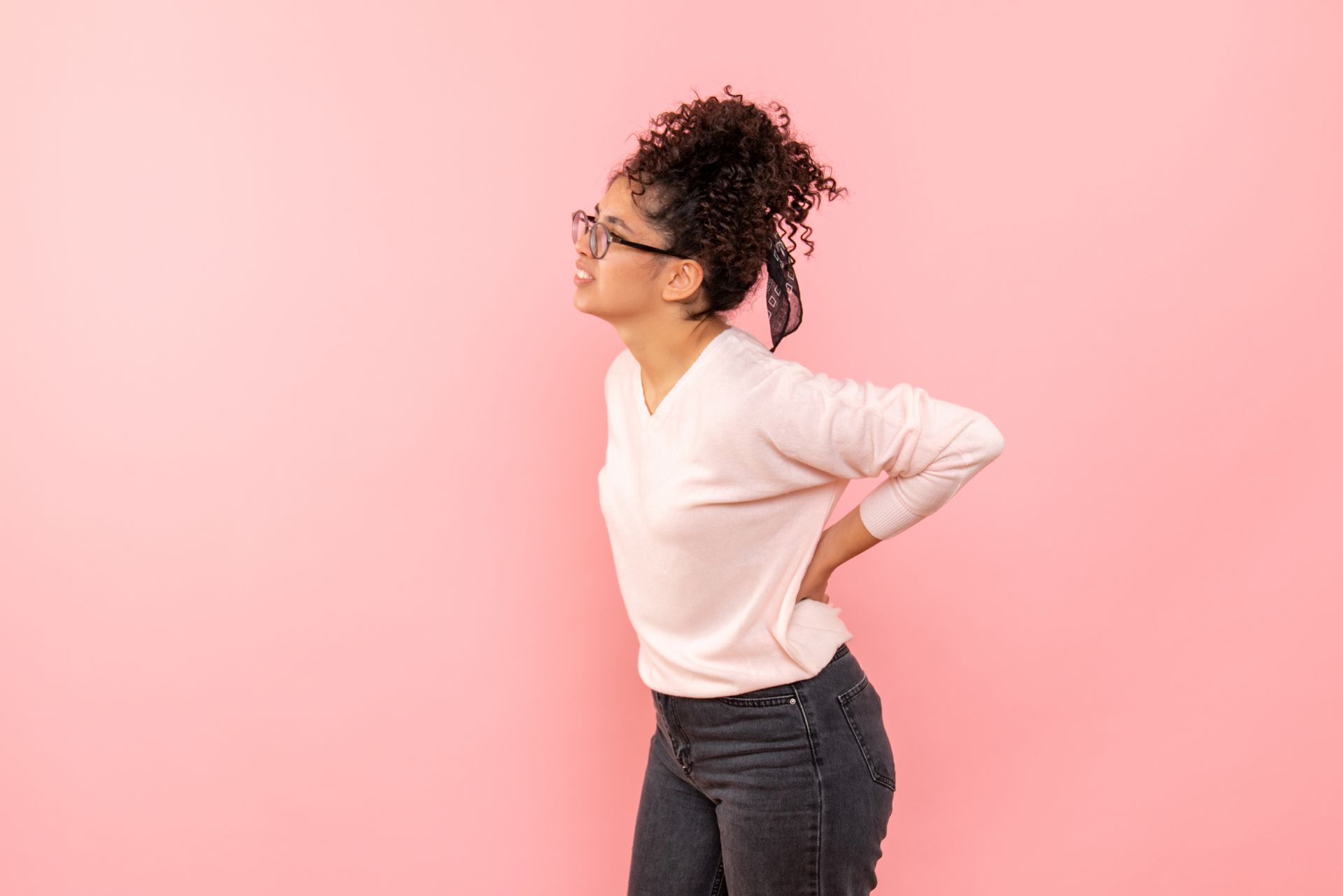 chica joven con dolor de espalda