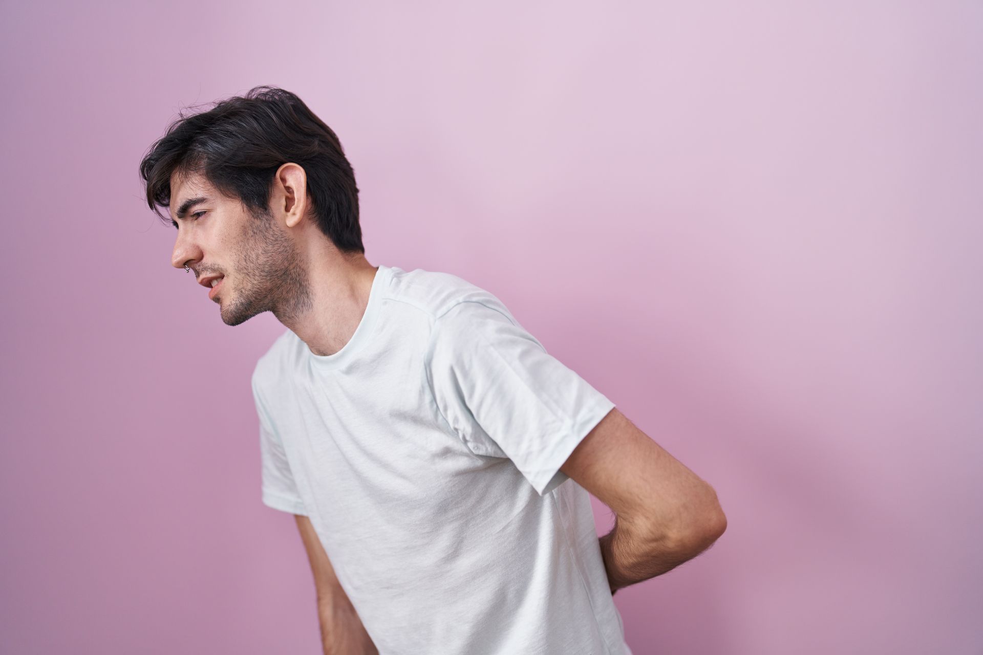 Persona con trocanteritis que sufre dolor lumbar