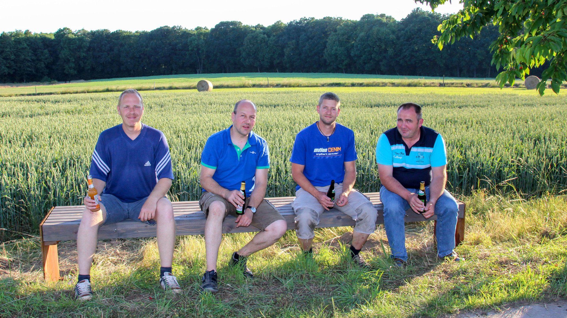 2016 Aufstellen einer Bank (Greifenhain) 2016 Aufstellen einer Bank (Greifenhain)