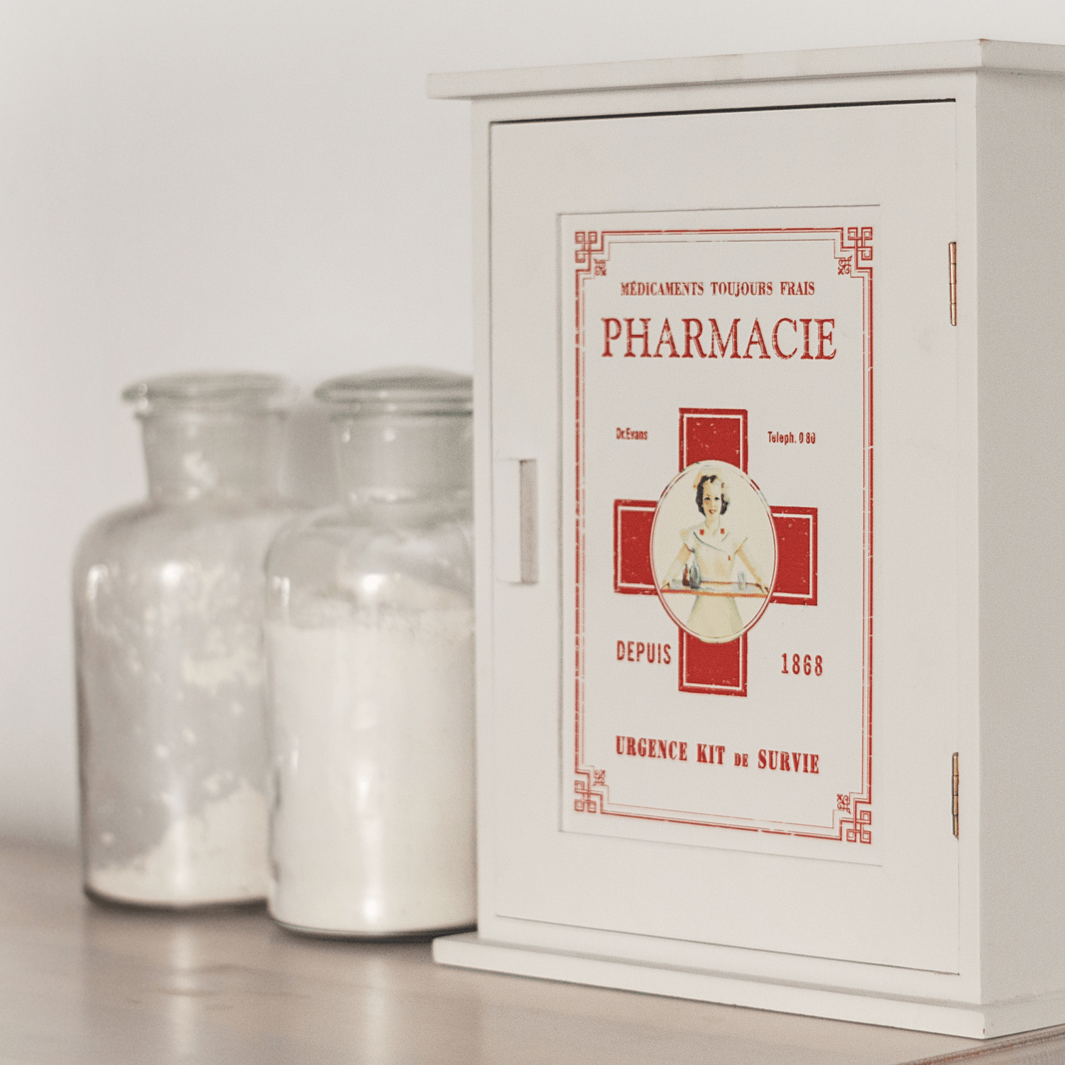 Pharmacie Schrank mit 2 Flaschen