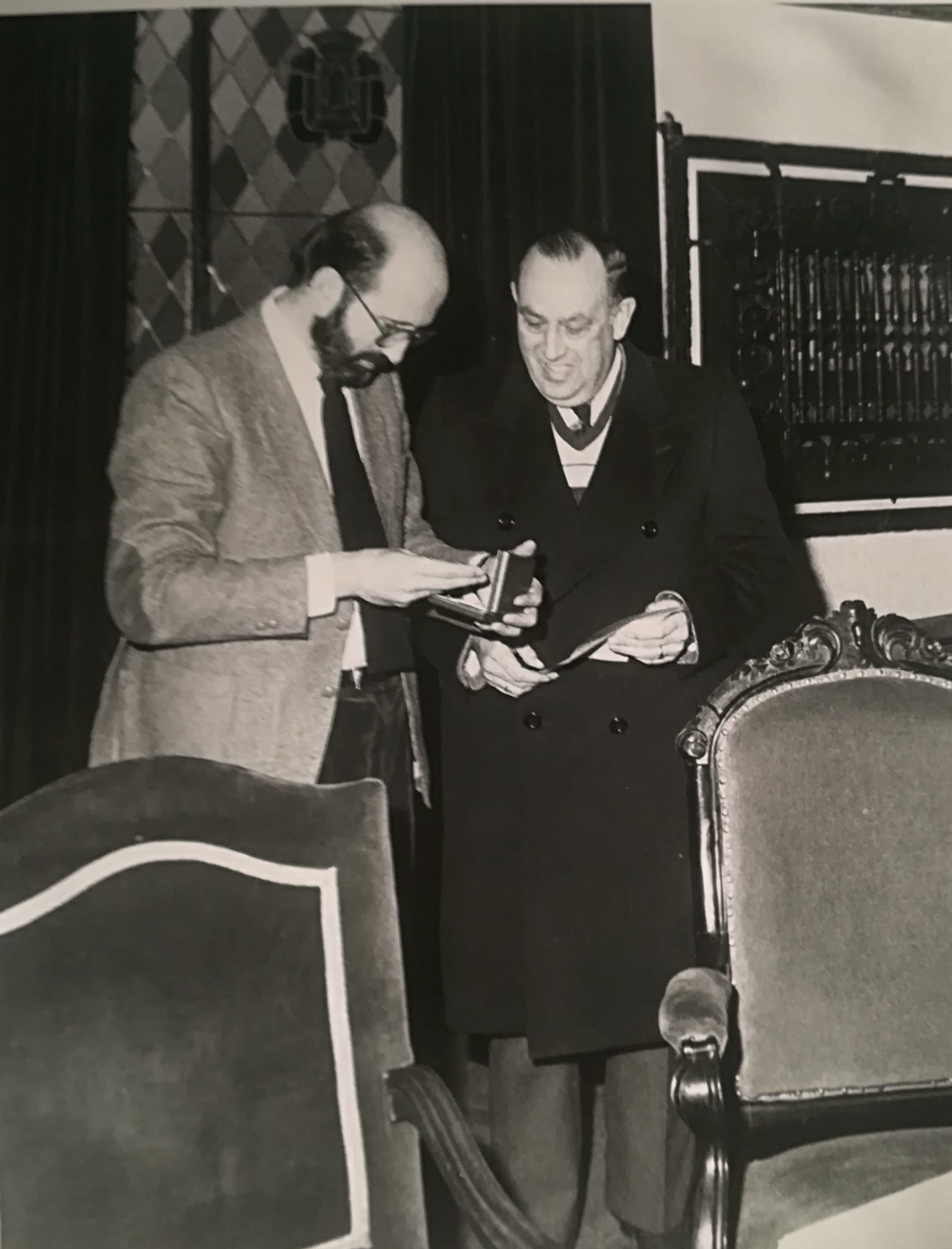 Sep. 1984, entrega Medalla VIII Centenario al Ayuntamiento