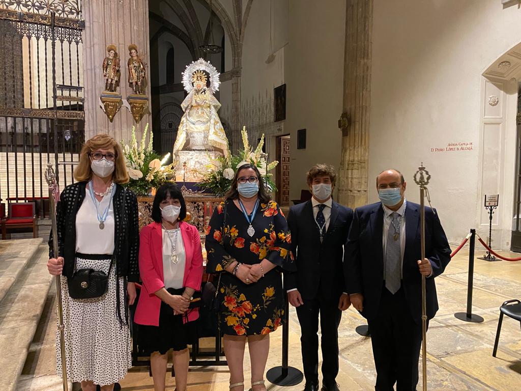 Hermanos Mayores junto a la Secretaria de la Cofradía
