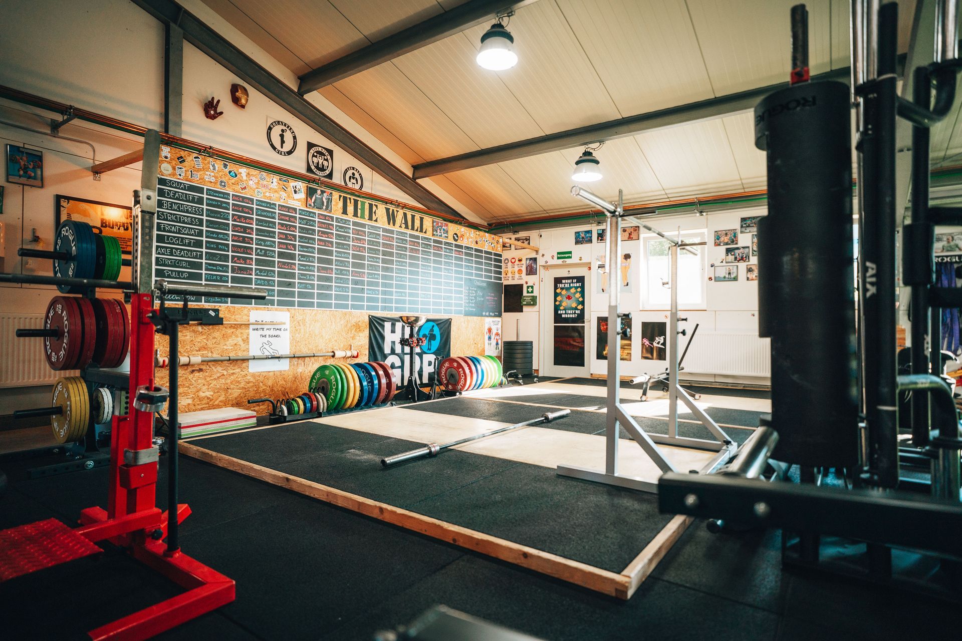 Powerlifting Plattform mit Gewichte/Hanteln auf Wettkampfniveau in Neckarbischofsheim