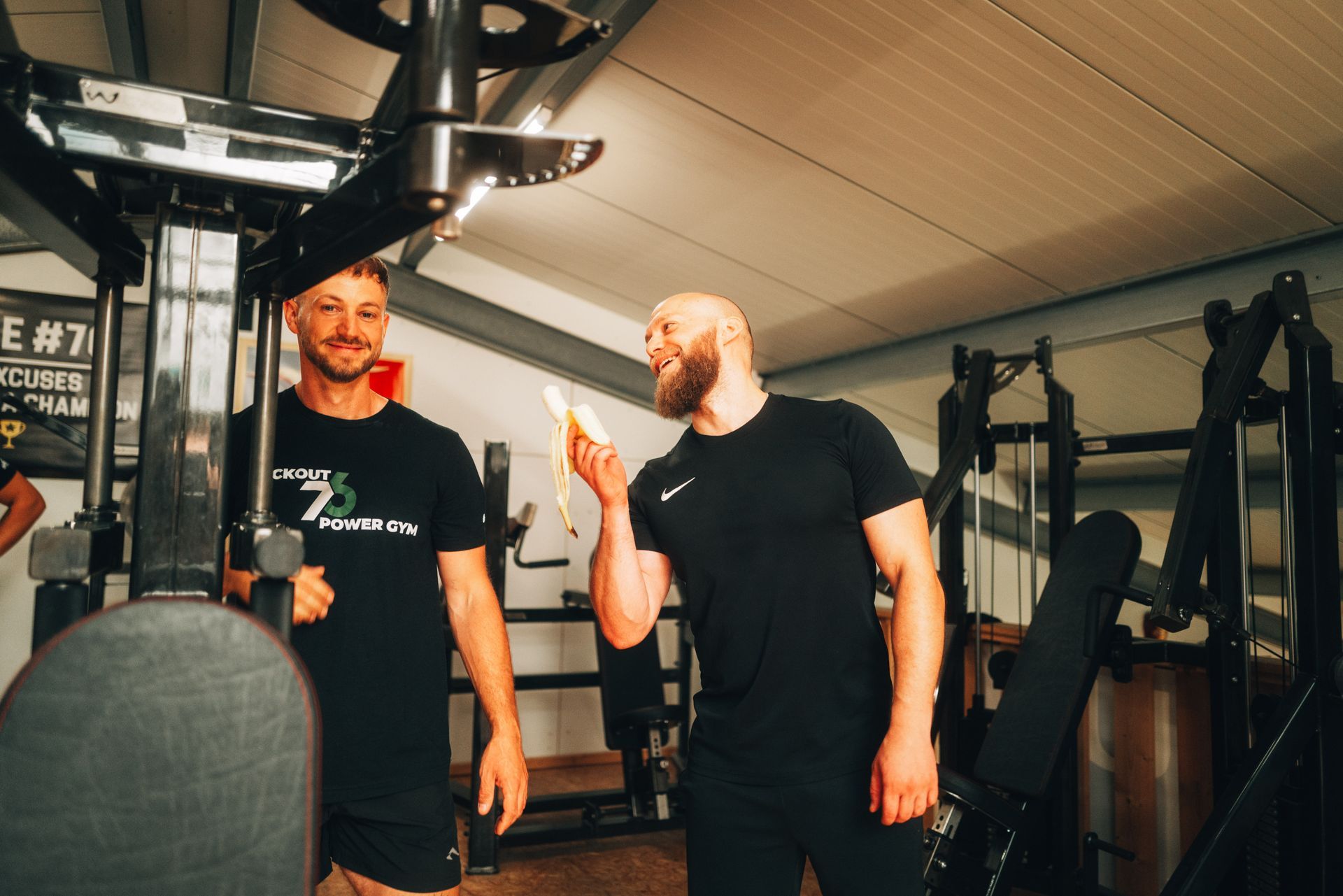 Trainer und Member Lachen im Gym nahe Helmstadt