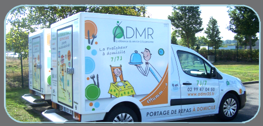 Un camion réfrigéré pour la livraison de repas à domicile