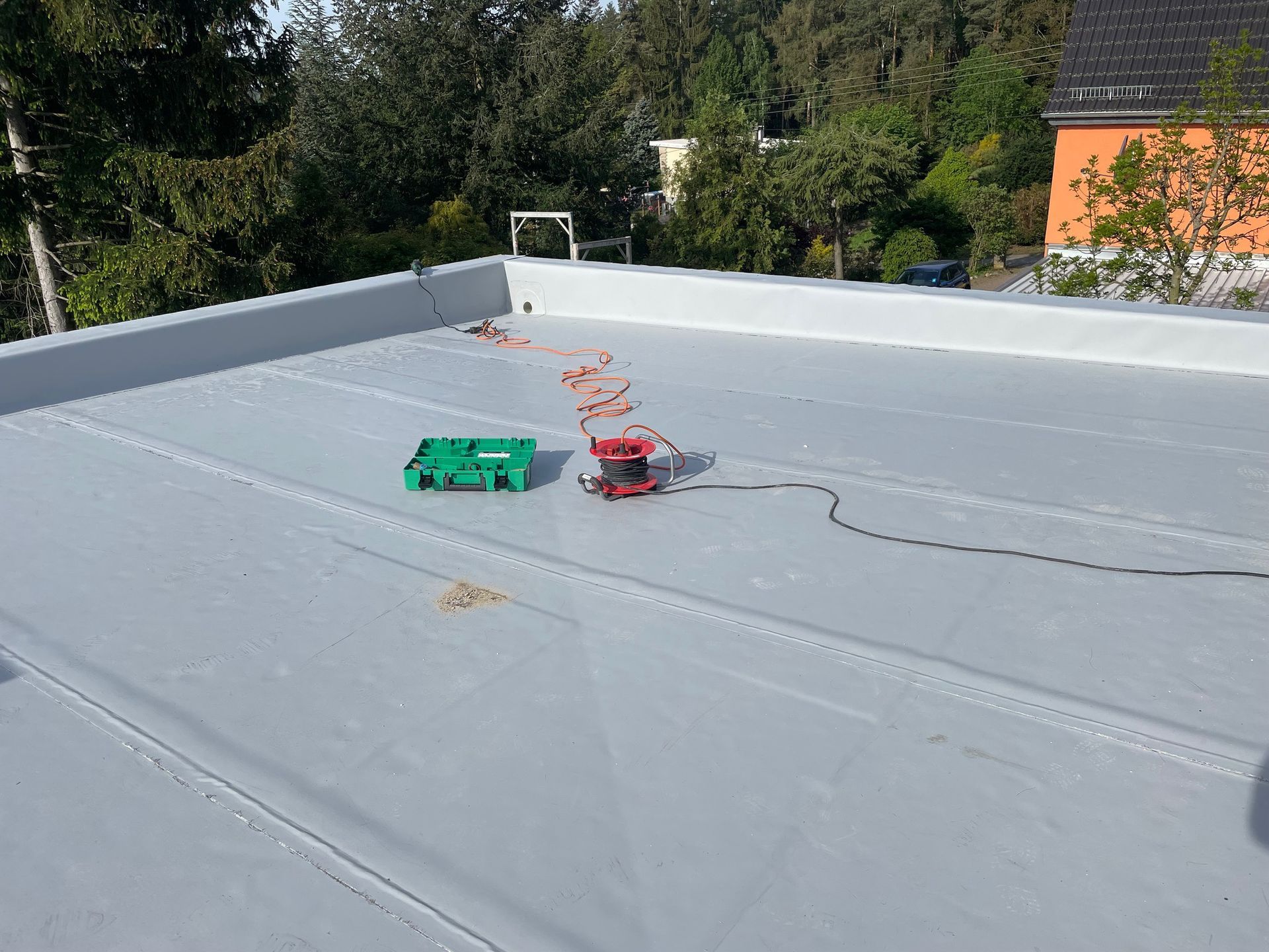 Kunststoffbahnen dichten das Flachdach ab, Dachterrasse