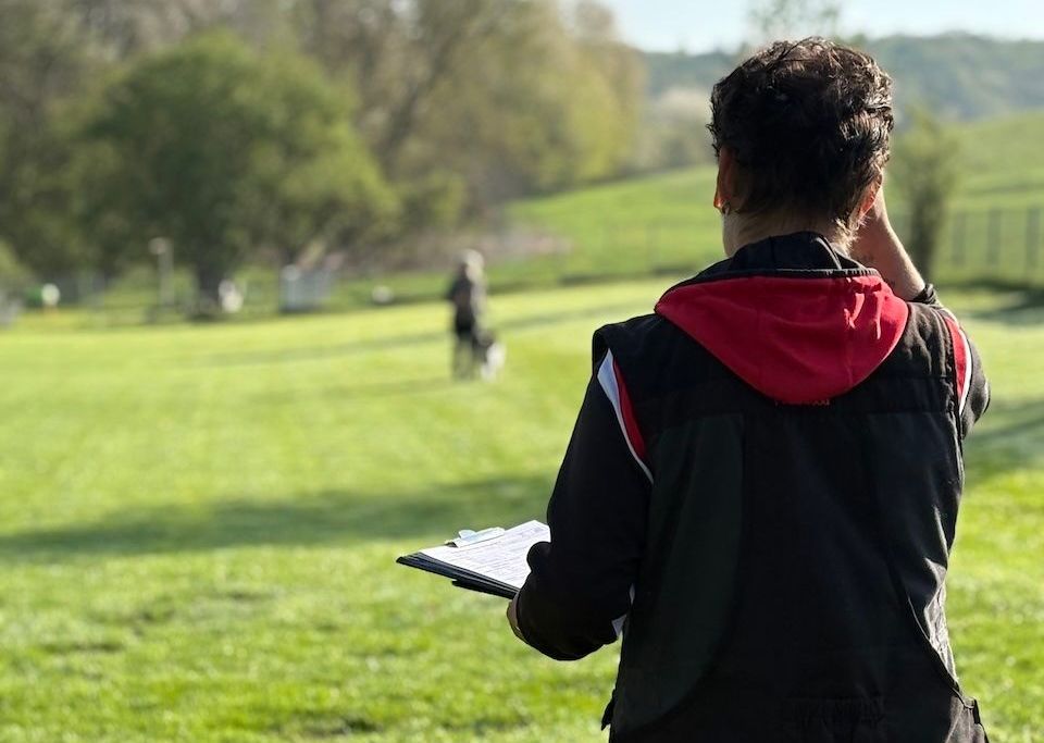 Gruppenbild der Begleithundeprüfungs-Anwärter am Eingang des Vereinsgeländes.