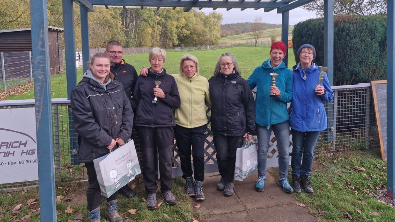 Unsere BH-Prüflinge mit Prüfungsleiter Micha und Ausbildungswartin Bianca