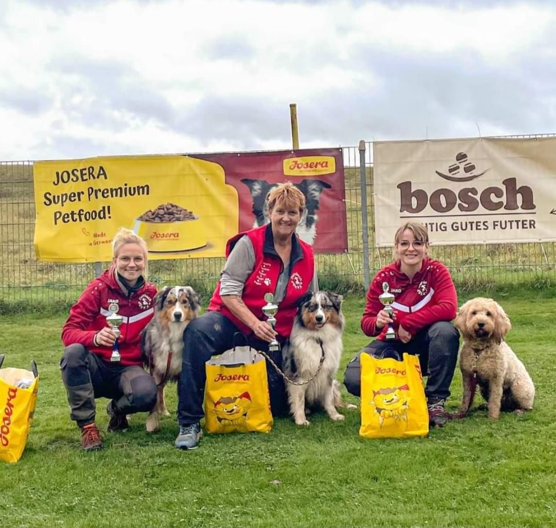 Die drei vorderen Plätze der Begleithundeprüfung.