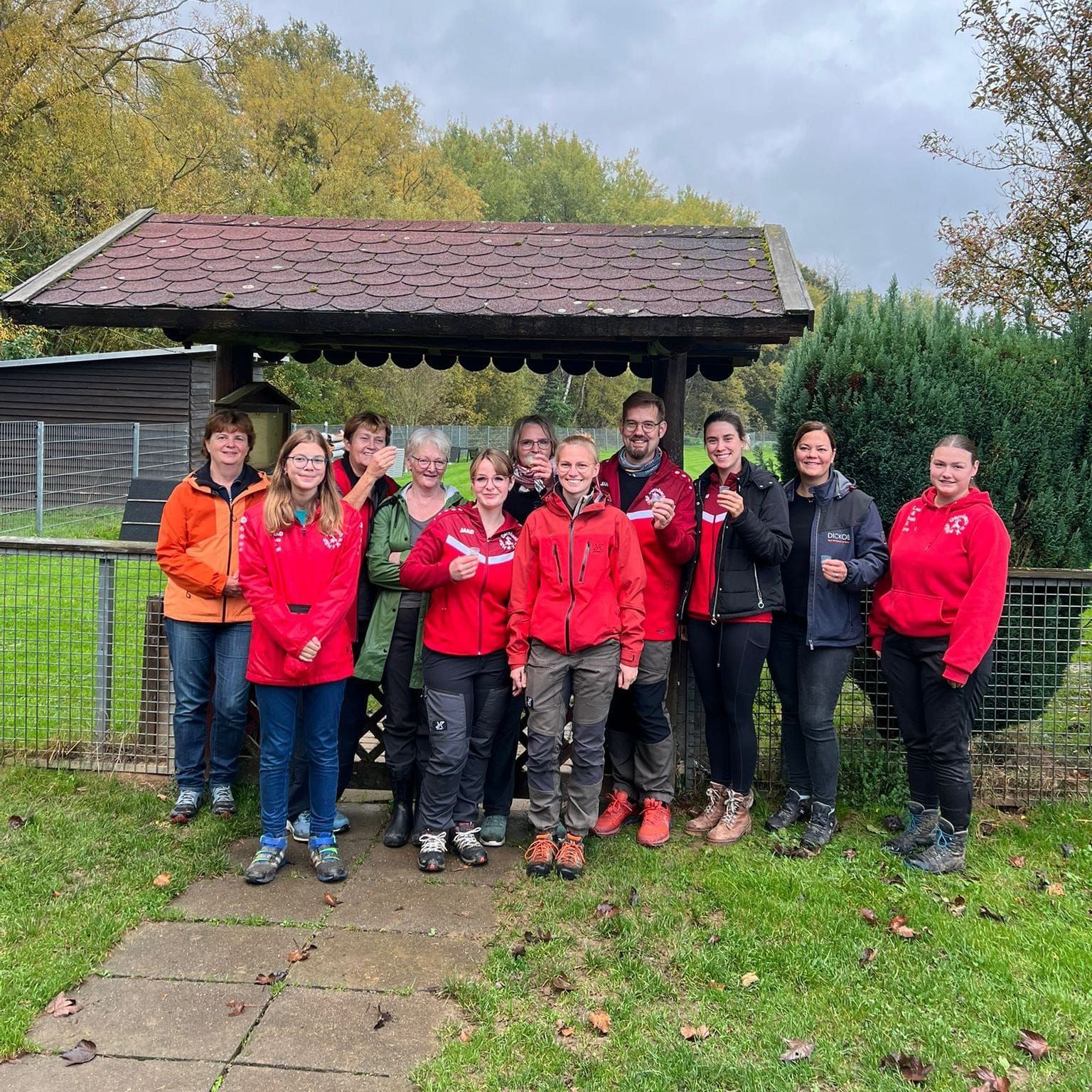 Gruppenbild der Begleithundeprüfungs-Anwärter am Eingang des Vereinsgeländes.