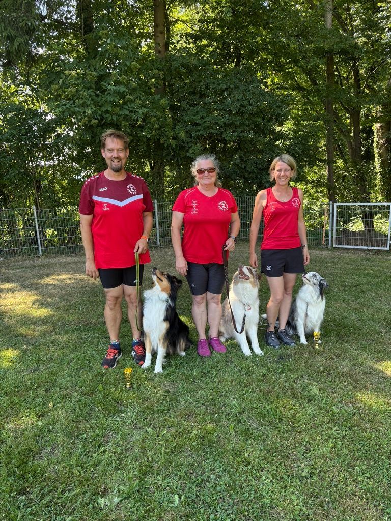 Mo (mit Teddy), Petra (mit Kylem) und Madeleine (mit Faye), v.l.n.r.