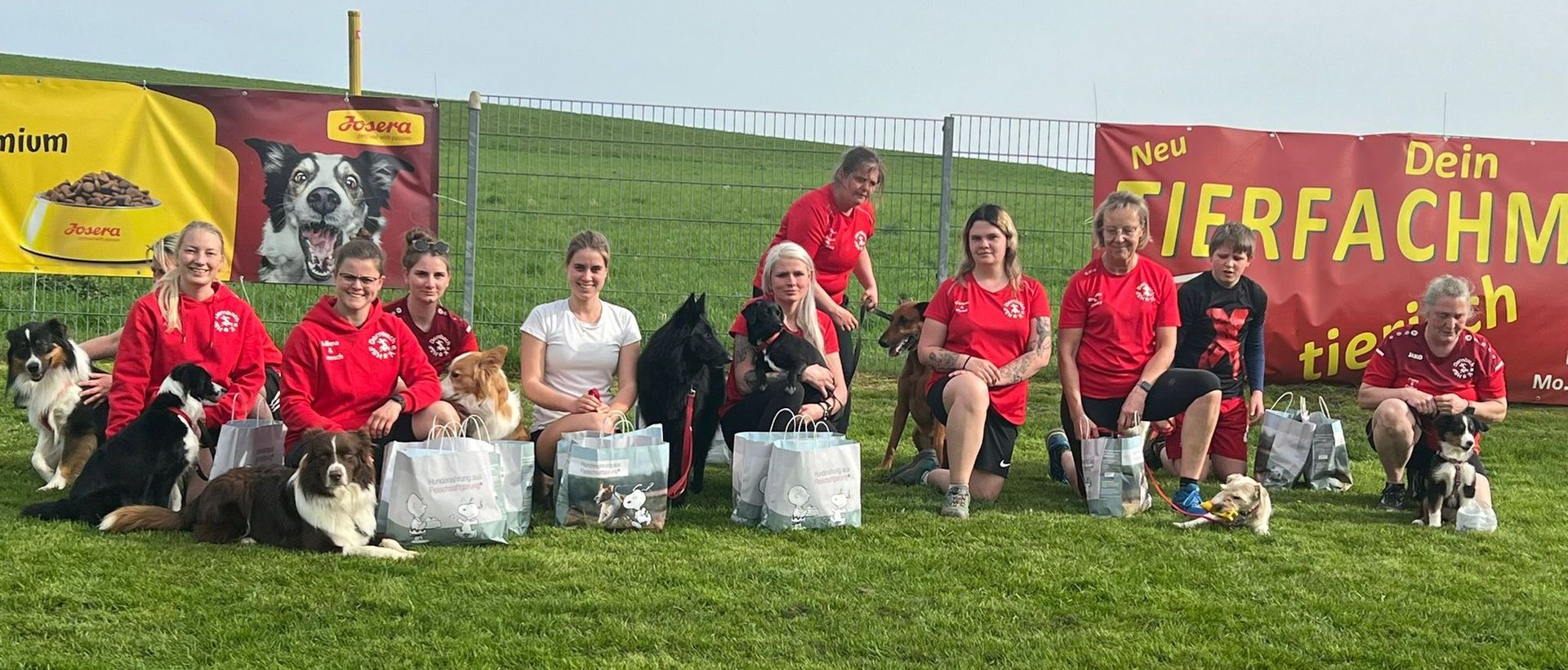 Gruppenbild der Begleithundeprüfungs-Anwärter am Eingang des Vereinsgeländes.