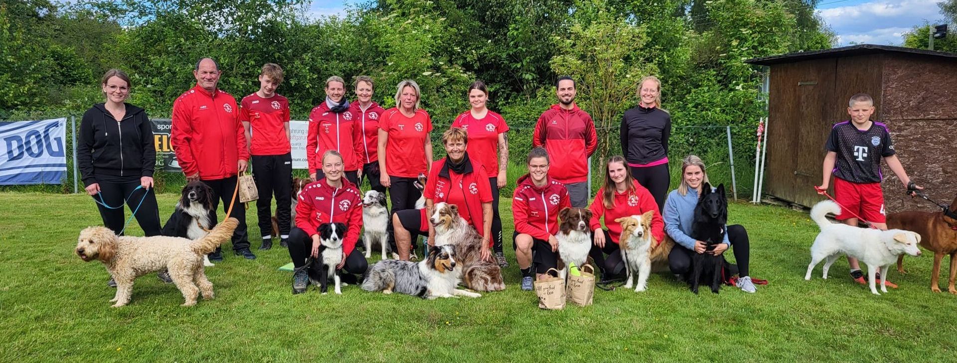 Gruppenbild der Begleithundeprüfungs-Anwärter am Eingang des Vereinsgeländes.