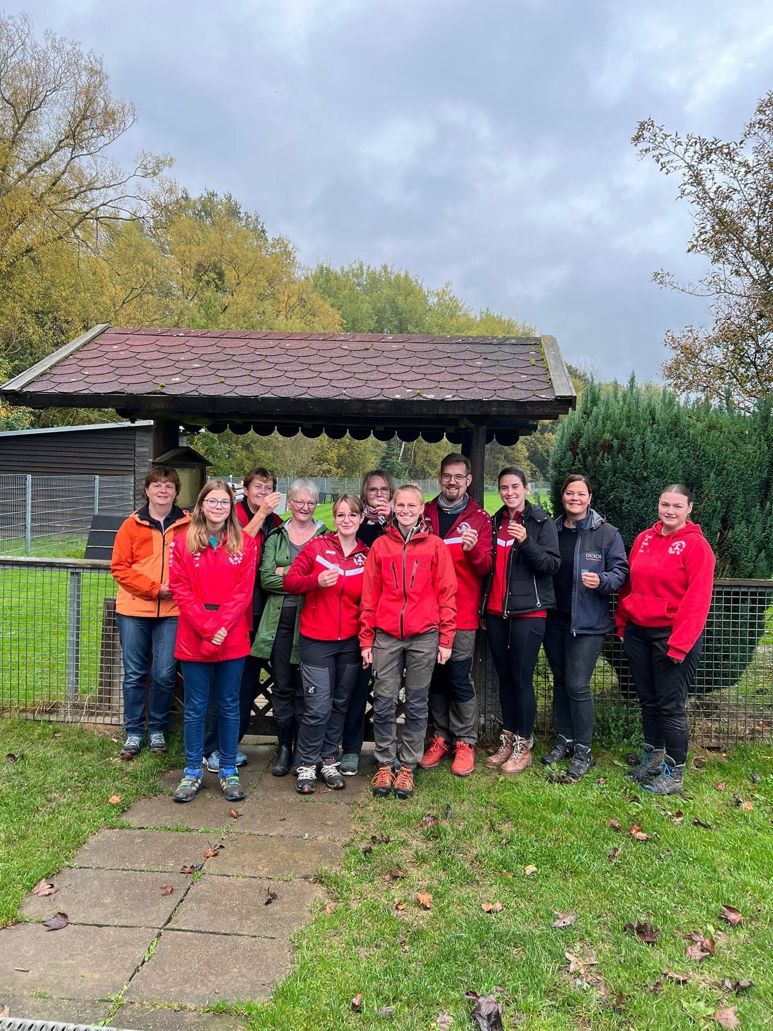 Gruppenbild der Teilnehmer der Begleithundeprüfung vor dem Eingang des Vereinsgeländes