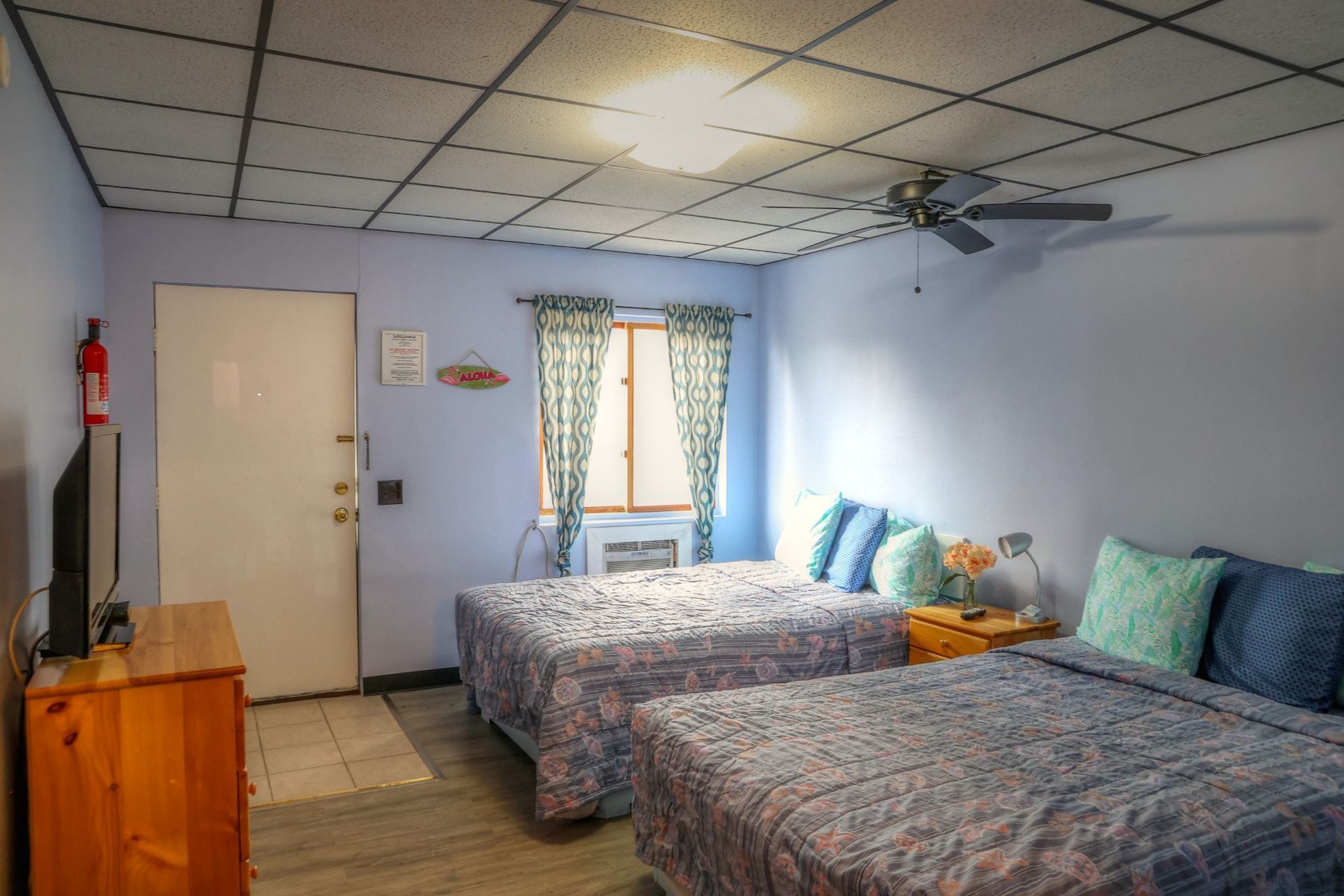 Motel rooms available at Blue Horizon Court, on the beach