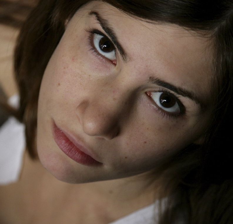 Pubertäsprobleme zwischen Eltern und Jugendlichen bedeuten Stress. Bild einer jungen Mutter, die verzweifelt nach oben blickt