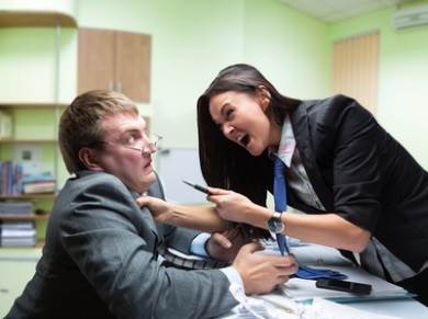 Wo es menschelt, da konfliktet es Verängstigter Mann, der von schreiender Frau bedroht wird. Konflikte am Arbeitsplatz mit Wirtschaftsmediation löst dies