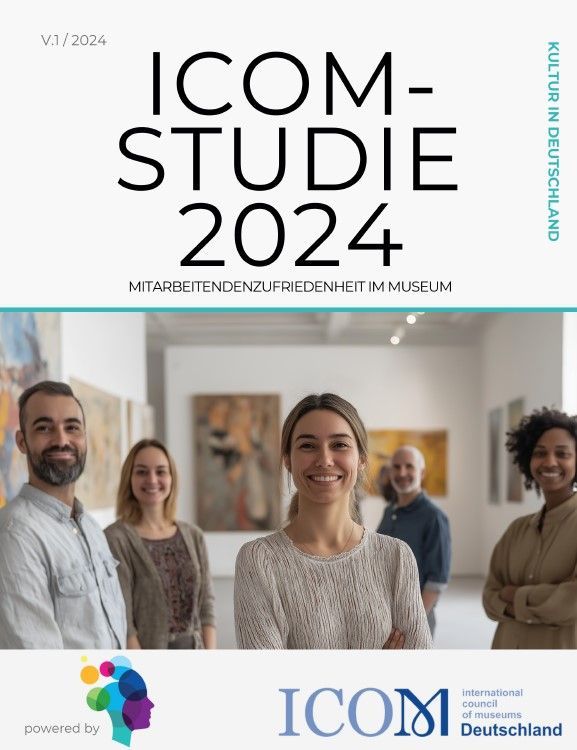 Menschen im Museum stehen lächelnd in einem Museumsfoyer