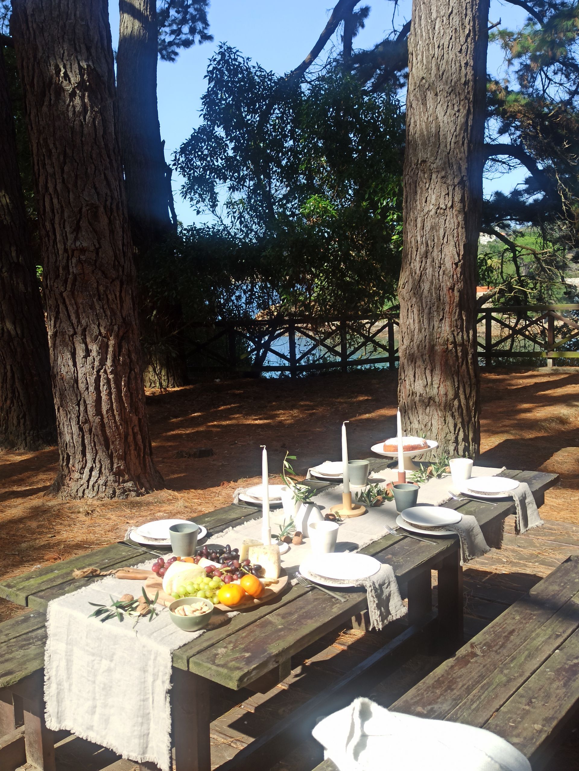 Mesa al aire libre con vajilla artesanal