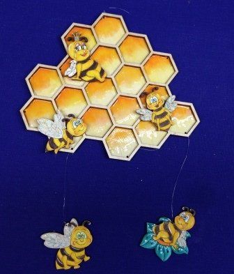 Bienenwabe mit 5 Bienen