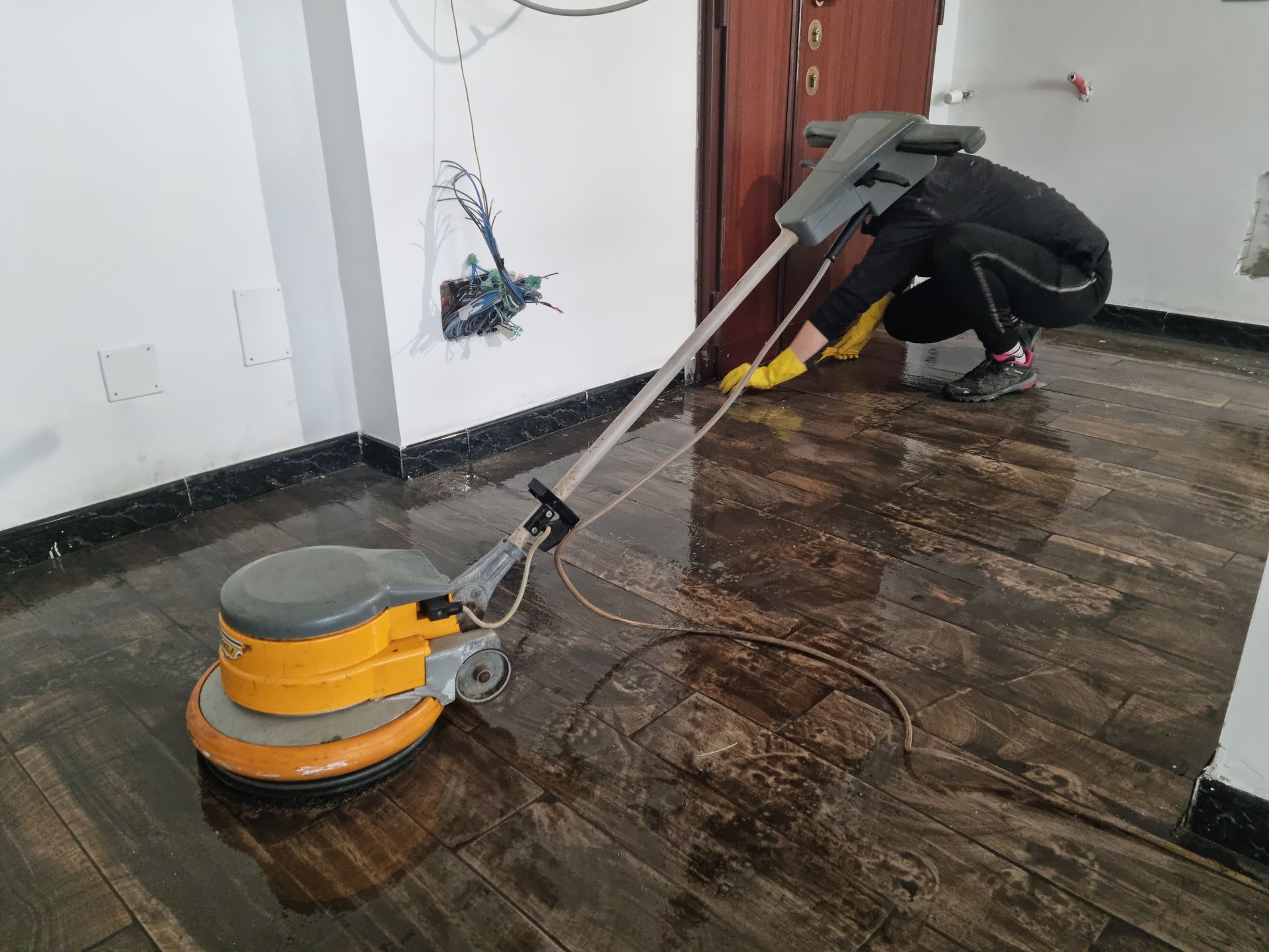 pulizia fine cantiere su gres porcellanato