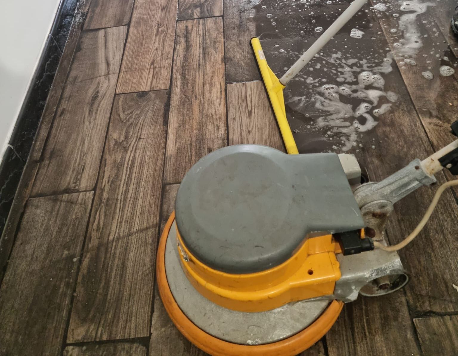 come togliere macchie di stucco dai pavimenti