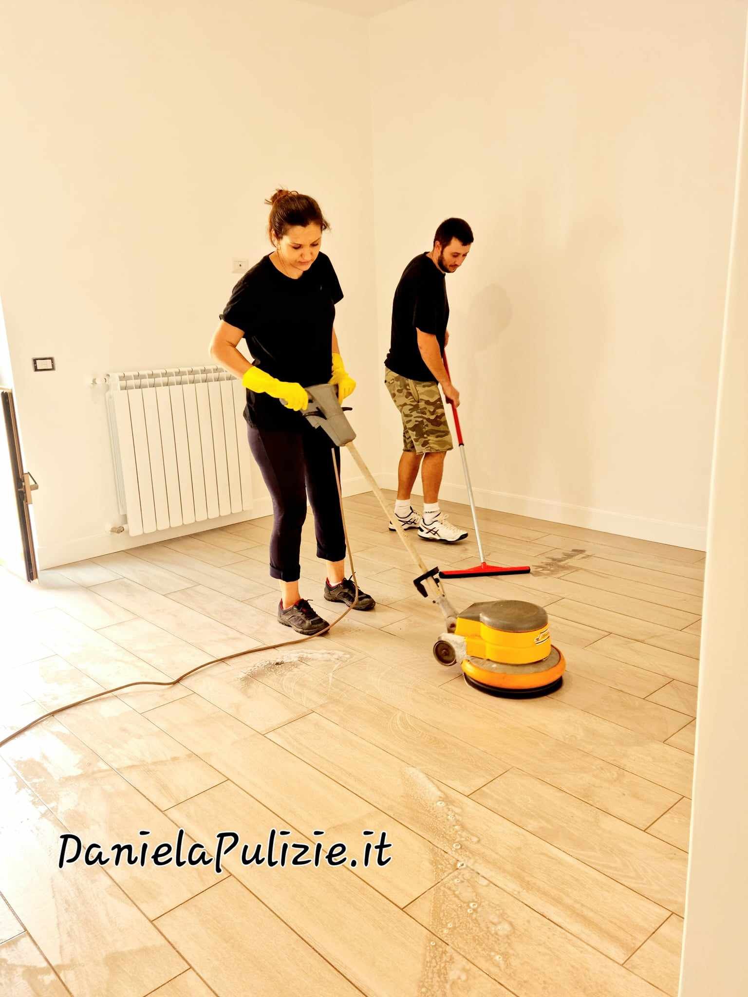 pulizie pavimenti in gres porcellanato con monospazzola