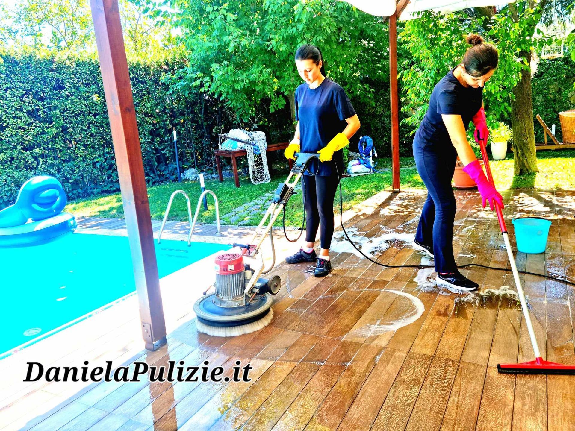Pulizia professionale di un pavimento in gres porcellanato a Marino