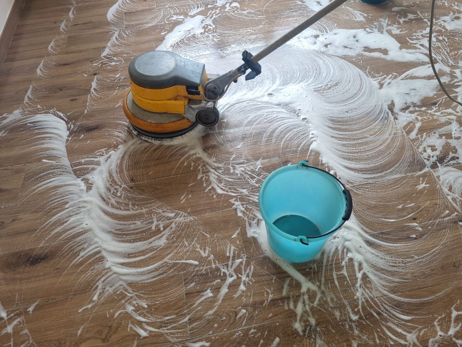 come togliere la patina bianca dai pavimenti