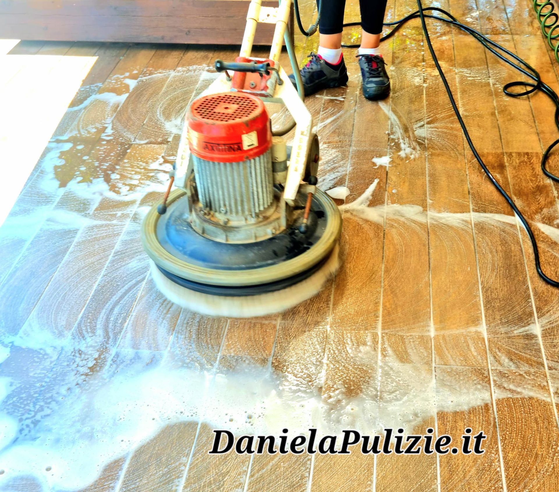 pulizia pavimenti con monospazzola