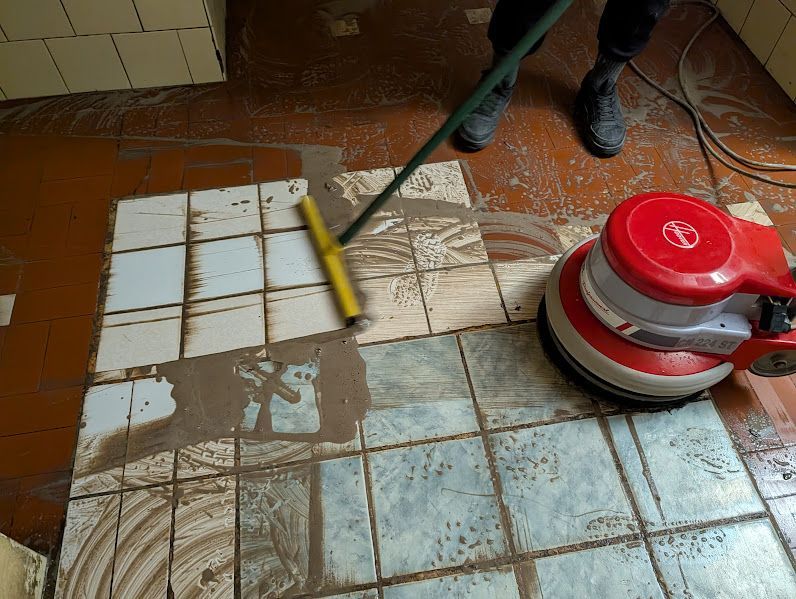 foto pulizie pavimento cucina