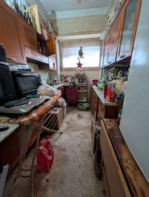Cucina pulita dopo lo sgombero parziale di un appartamento con accumulo in zona Flaminia