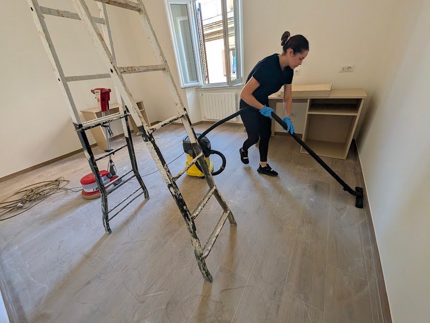 Aspirazione del pavimento prima della pulizia con monospazzola