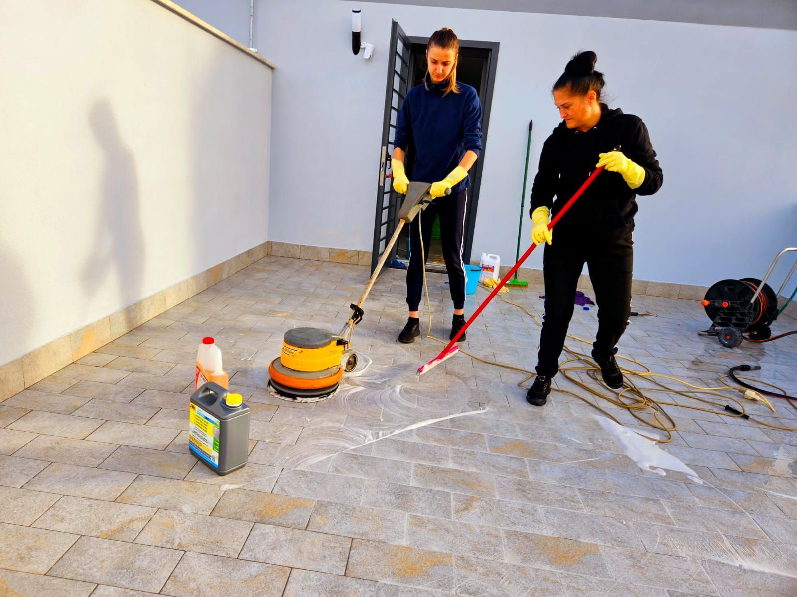 sgrossi pavimenti esterni con monospazzola