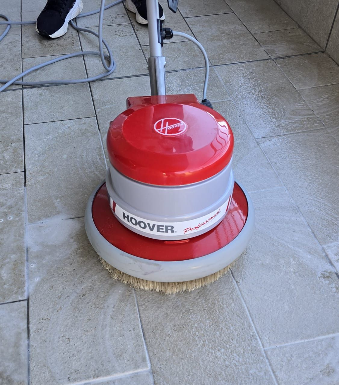 pulizia gres effetto legno con la monospazzola