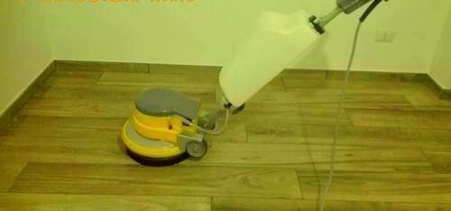 Pulizie gres effetto legno dopo posa con monospazzola