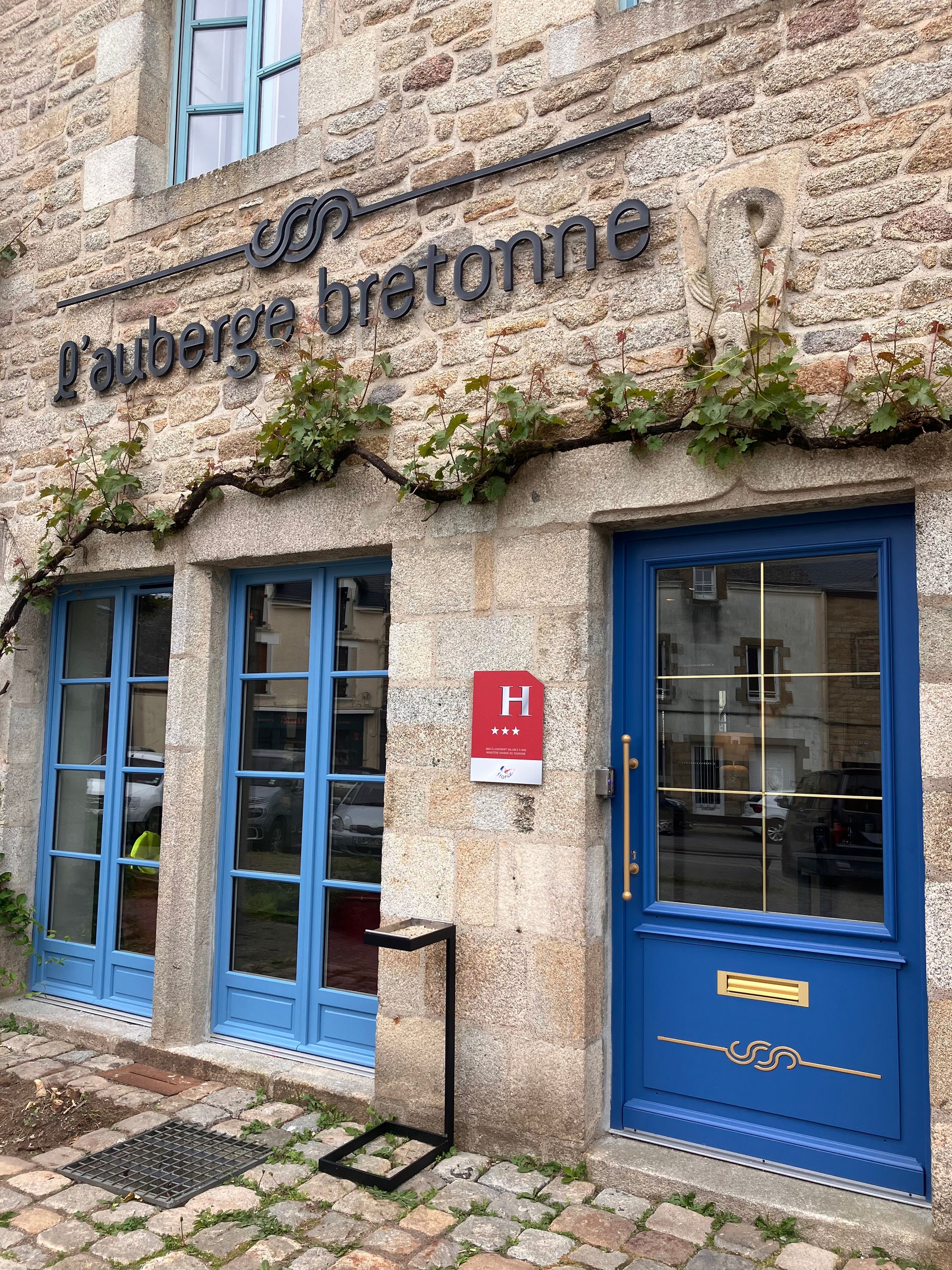 Façade rénovée de l’Auberge Bretonne à La Roche-Bernard après travaux en secteur ABF par Enjoy Archi