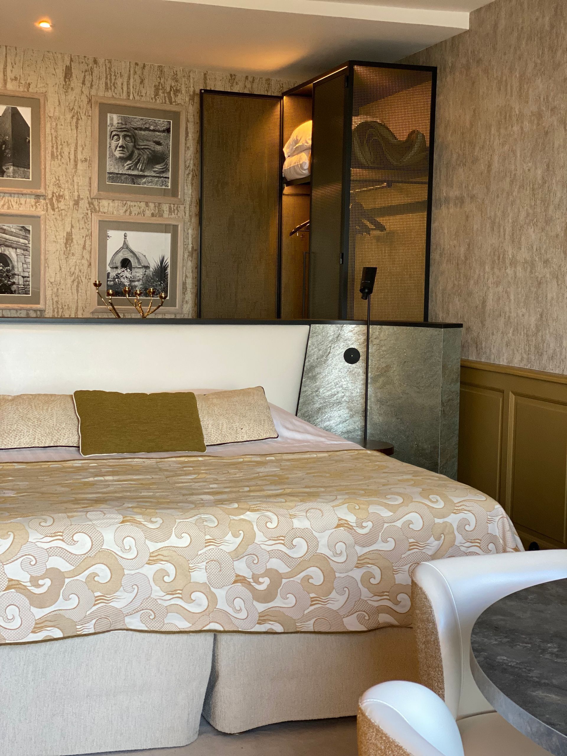 Chambre d’hôtel 4 étoiles rénovée en Bretagne Sud, à la décoration intérieure contemporaine