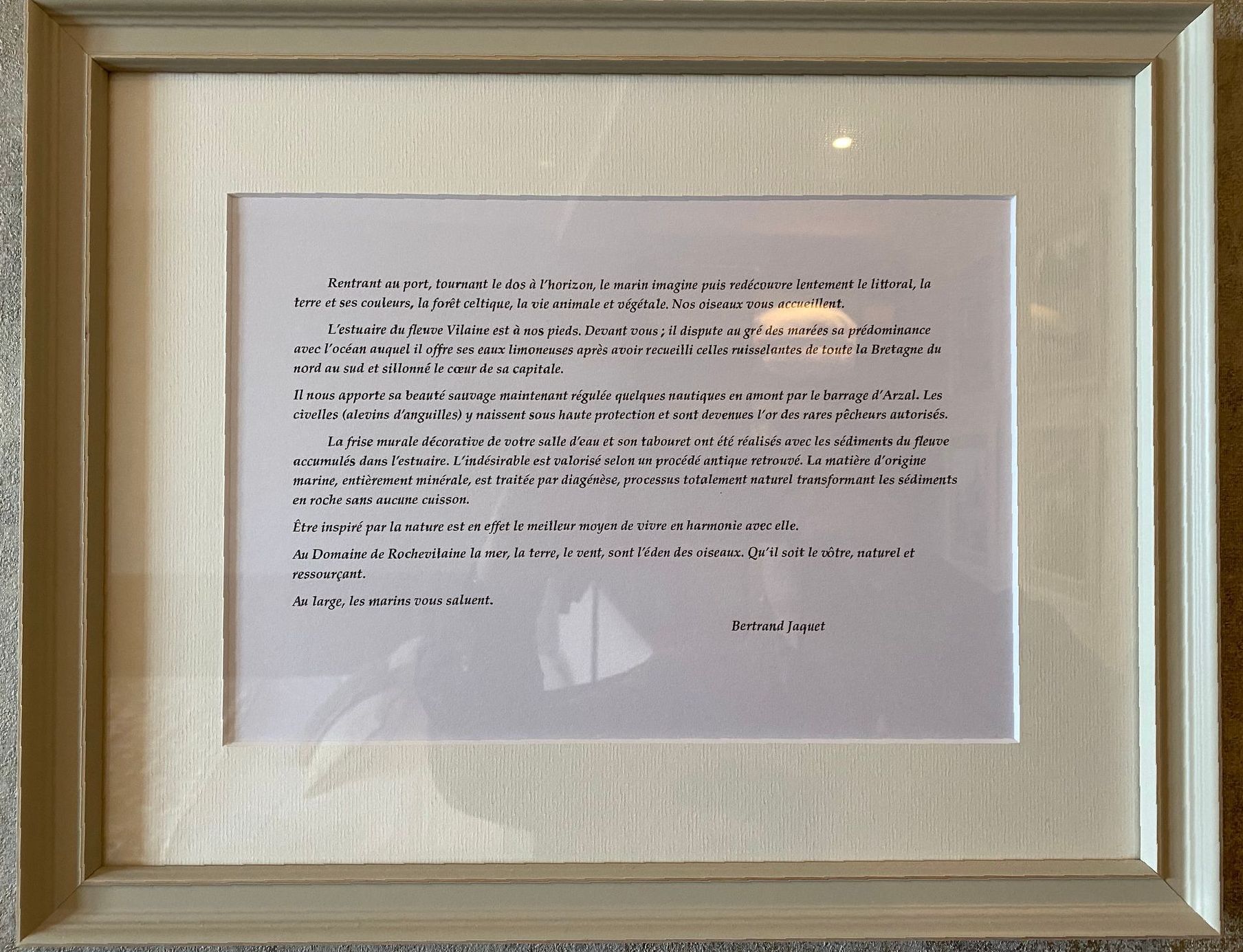 Texte du directeur d'un hôtel 4 étoiles pour présenter le thème utilisé dans la rénovation des chambres