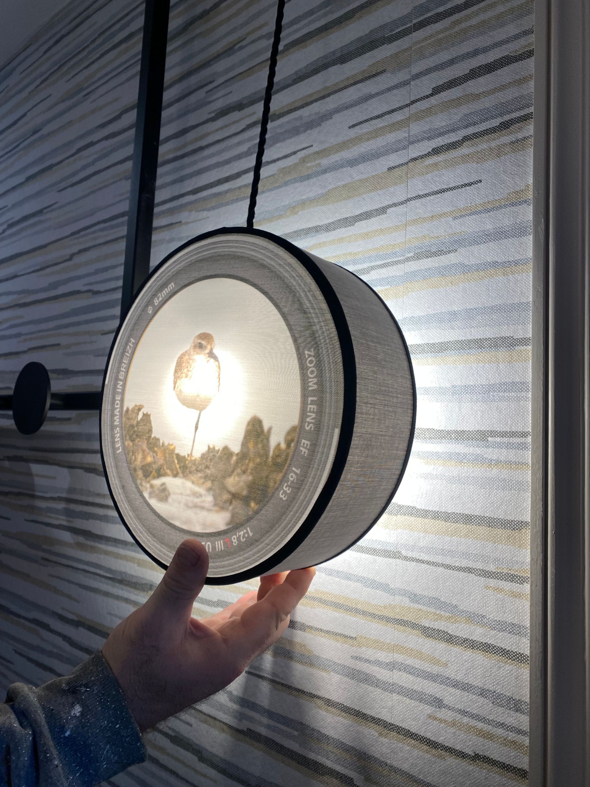 Luminaire de chevet en tissu sur-mesure conçu pour un projet de rénovation hôtelière en Bretagne.