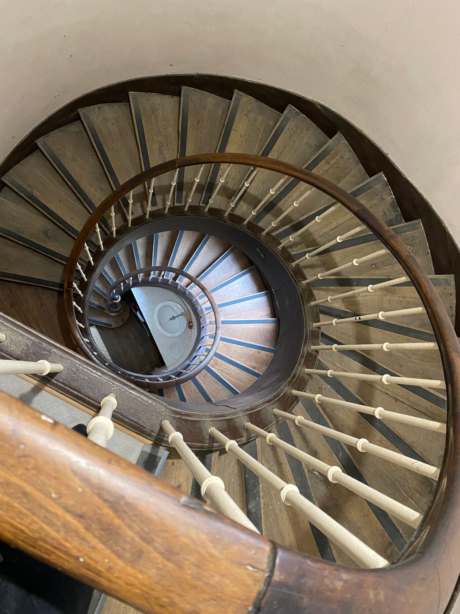 Escalier en colimaçon restauré dans un bâtiment ancien (détail architectural patrimonial)