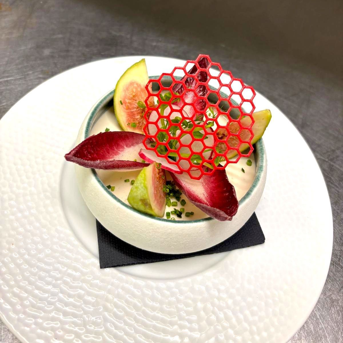 Les Huitres d'Agon-Coutainville N°3, pochées, fondue de poireaux à l'huile de truffe, mangue en gelée et fleurons aux épices