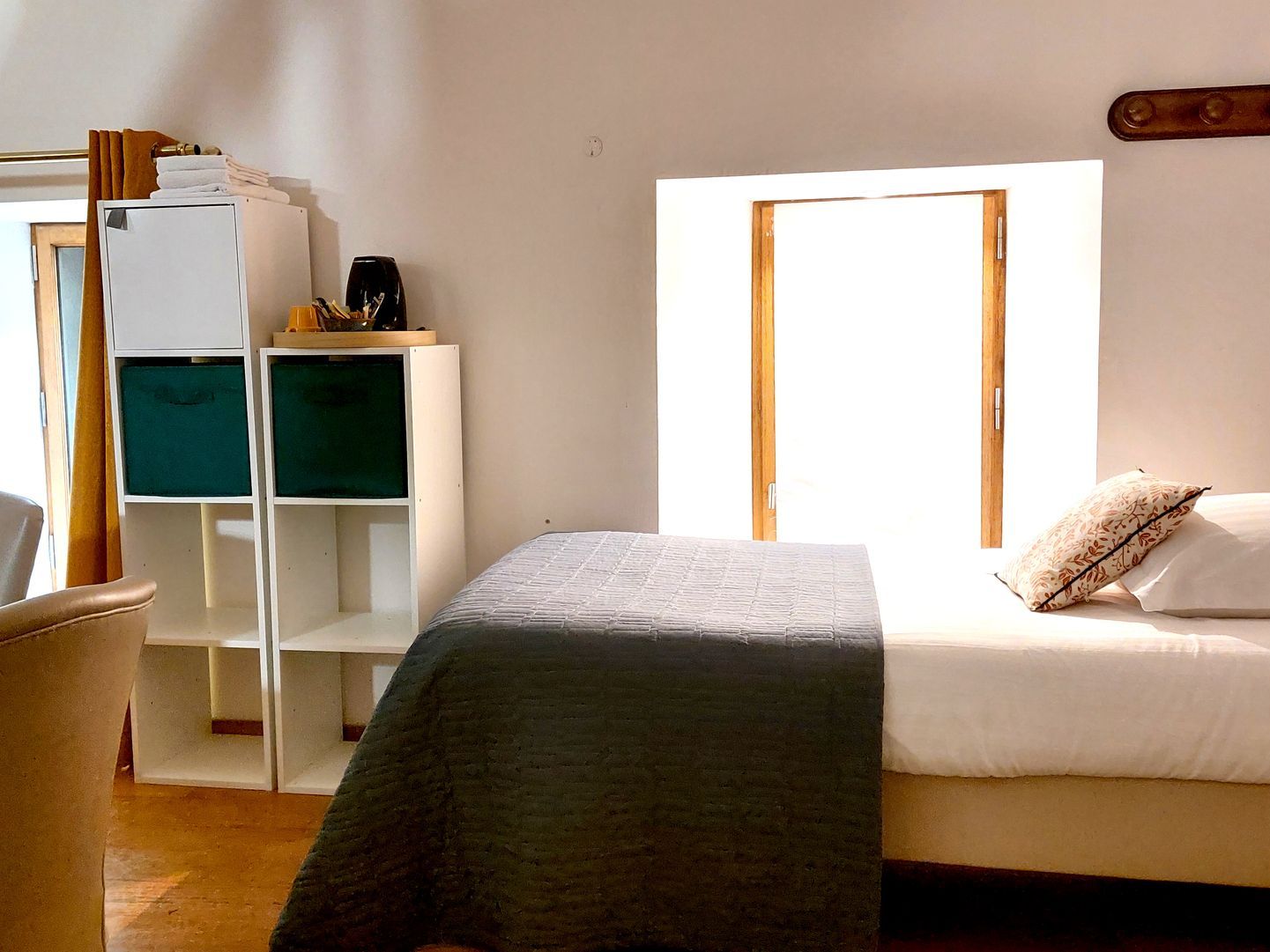 Chambre quadruple, avec 2 lits simples dans l'espace salon