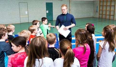 Schülerinnen und Schüler beim Sportkarussel Schülerinnen und Schüler beim Sportkarussel