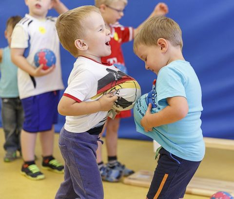 Kindergartenkinder beim Ballspiel Kindergartenkinder beim Ballspiel